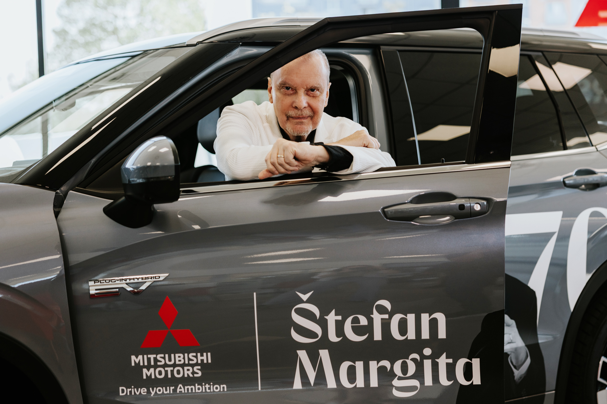 Nové Mitsubishi OUTLANDER PHEV 4X4 - Štefan Margita Nové Mitsubishi OUTLANDER PHEV 4X4 - Štefan Margita