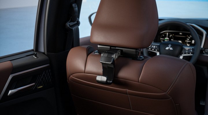 Nové Mitsubishi OUTLANDER PHEV - háček na zavěšení předmětů Nové Mitsubishi OUTLANDER PHEV - háček na zavěšení předmětů