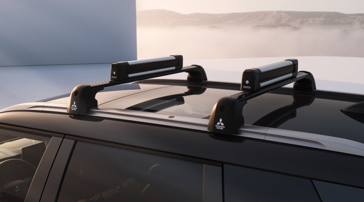 Nové Mitsubishi OUTLANDER PHEV - střešní nosič lyží a snowboardů Nové Mitsubishi OUTLANDER PHEV - střešní nosič lyží a snowboardů